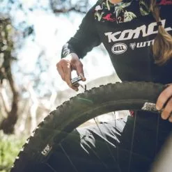 Kit De Réparation Tubeless LEZYNE CLASSIC + 5 Mèches -Pas Cher Produits d'Entretien Magasin 600x600 176597 15713183722855 1